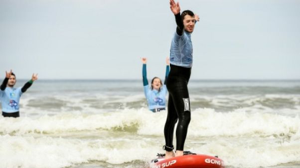 A Lacanau, des adolescents malvoyants se dépassent grâce au surf A Lacanau, des adolescents malvoyants se dépassent grâce au surf