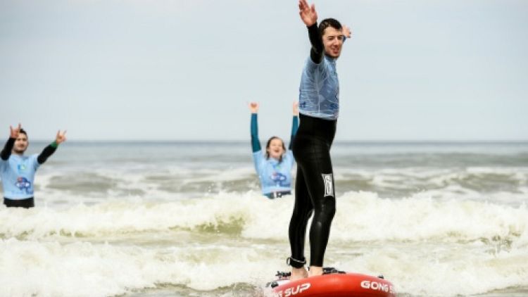 A Lacanau, des adolescents malvoyants se dépassent grâce au surf