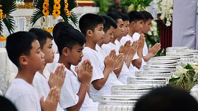 بالشموع والغناء.. بدء مراسم ترسيم فتية كهف تايلاند رهبانا بوذيين