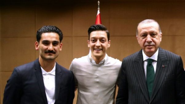 Le président turc Erdogan dit avoir appelé Ozil et salue son retrait de la sélection allemande Le président turc Erdogan dit avoir appelé Ozil et salue son retrait de la sélection allemande