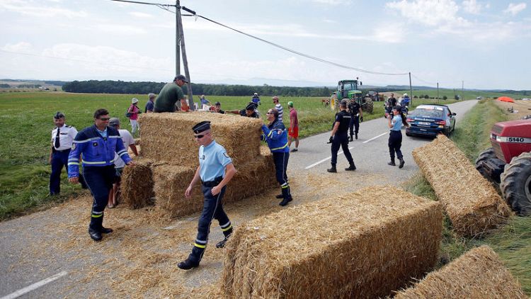 Tour de France interrupted by farmers' protest