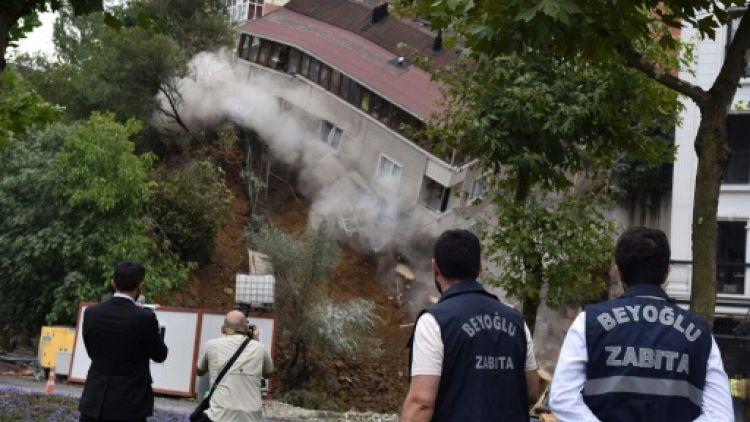 Spectaculaire effondrement d'un immeuble à Istanbul après des pluies