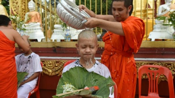 En Thaïlande, tête rasée et monastère pour les enfants rescapés de la grotte En Thaïlande, tête rasée et monastère pour les enfants rescapés de la grotte