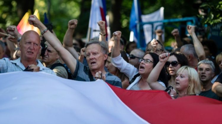 Pologne: le Sénat va adopter une réforme controversée, malgré de nouvelles manifestations 