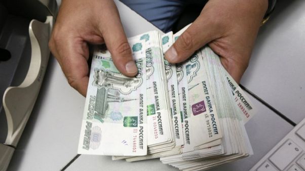 الروبل الروسي يهبط بفعل تقارير عن مشروع قانون أمريكي لتشديد العقوبات على موسكو الروبل الروسي يهبط بفعل تقارير عن مشروع قانون أمريكي لتشديد العقوبات على موسكو