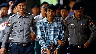 صحفي من رويترز يقول إنه حرم من النوم وأجبر على الجثو على ركبتيه في الحبس في ميانمار