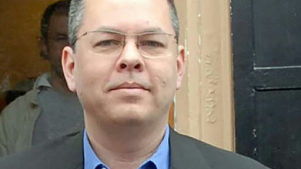 La Turquie place le pasteur américain Brunson en résidence surveillée La Turquie place le pasteur américain Brunson en résidence surveillée