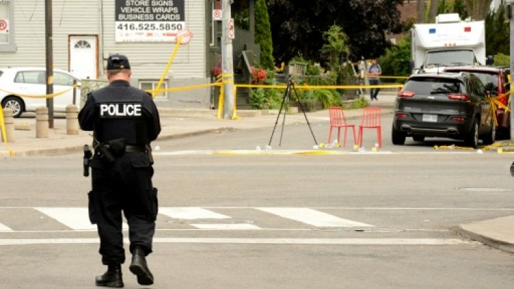 La police inspecte les lieux de la fusillade à Toronto, le 23 juillet 2018