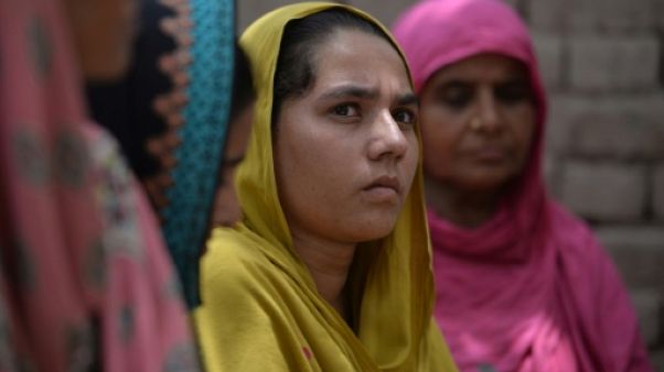 Au Pakistan, des femmes votent pour la première fois, d'autres en sont empêchées Au Pakistan, des femmes votent pour la première fois, d'autres en sont empêchées