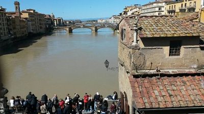 Saranno ripulite statue ponte S. Trinita Saranno ripulite statue ponte S. Trinita