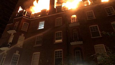 احتدام حريق في مبنى بلندن وإجلاء العشرات