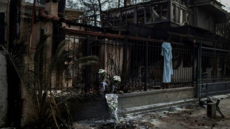 Grèce: à Mati, grands-parents et petits-enfants ensemble contre le feu