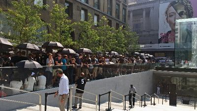 Milano, in fila per apertura Apple Store