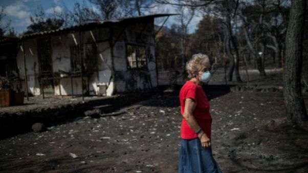 Grèce: les bénévoles affluent pour aider les rescapés des incendies Grèce: les bénévoles affluent pour aider les rescapés des incendies