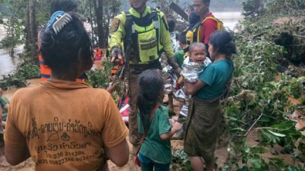 Un bébé en pleurs sauvé des eaux au Laos, visage de la catastrophe Un bébé en pleurs sauvé des eaux au Laos, visage de la catastrophe