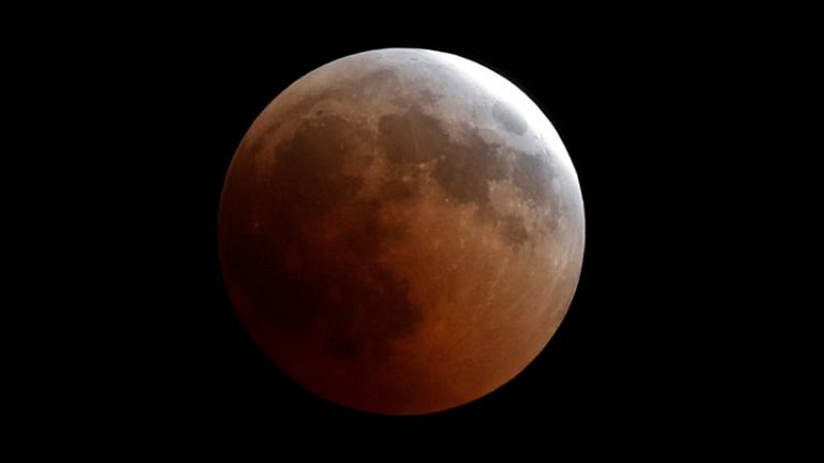 "القمر الدموي" يبهر مراقبي النجوم في أطول خسوف في القرن الحادي والعشرين