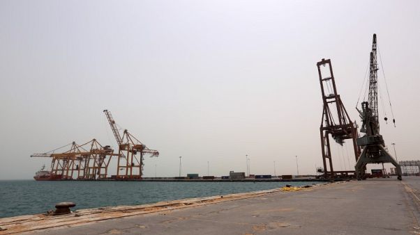 التحالف بقيادة السعودية يشن غارات جوية على ميناء الحديدة اليمني التحالف بقيادة السعودية يشن غارات جوية على ميناء الحديدة اليمني