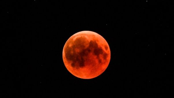 La lune teintée de rouge vue en Turquie, le 27 juillet 2018 La lune teintée de rouge vue en Turquie, le 27 juillet 2018