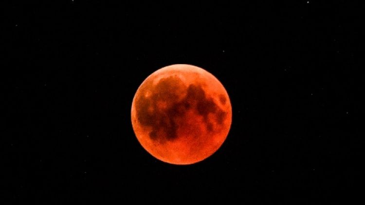 La lune teintée de rouge vue en Turquie, le 27 juillet 2018