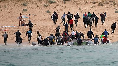 وصول أكثر من 30 مهاجرا لشاطئ إسباني وفرارهم من الشرطة
