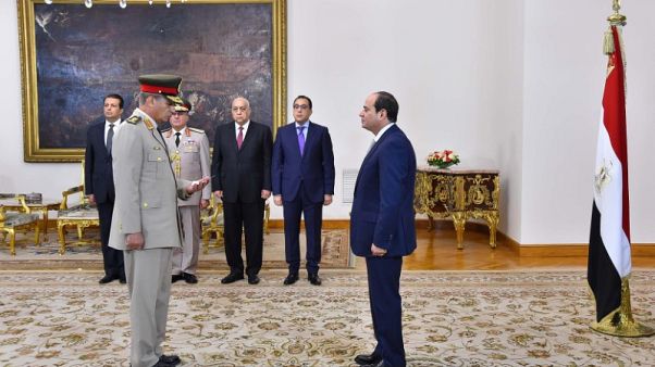 السيسي يرقي وزير الدفاع لرتبة فريق أول السيسي يرقي وزير الدفاع لرتبة فريق أول