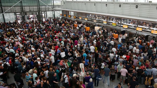 مطار ميونيخ الألماني يلغي 200 رحلة جراء خرق أمني تسبب في إغلاق مؤقت مطار ميونيخ الألماني يلغي 200 رحلة جراء خرق أمني تسبب في إغلاق مؤقت