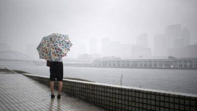 Après des inondations meurtrières, le Japon subit l'assaut d'un typhon Après des inondations meurtrières, le Japon subit l'assaut d'un typhon