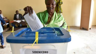 Une Malienne vote le 29 juillet 2018 à Bamako Une Malienne vote le 29 juillet 2018 à Bamako