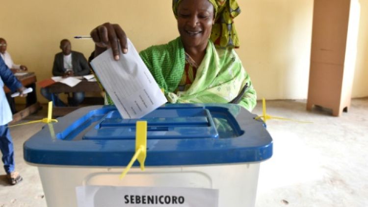 Une Malienne vote le 29 juillet 2018 à Bamako