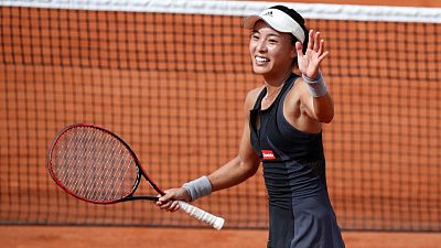 الصينية وانغ تحرز لقبها الأول في التنس بعد انسحاب تشينغ