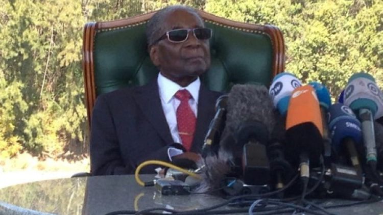 Huit mois après sa chute, mais que fait donc Robert Mugabe ? 