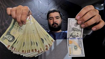 العملة الإيرانية تواصل هبوطها القياسي مع قرب العقوبات الأمريكية