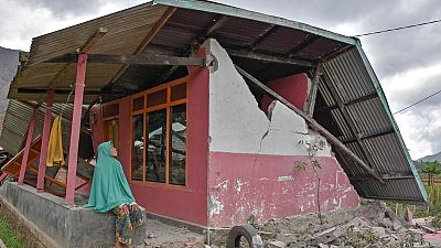 مئات ينزلون من جبل بركاني في إندونيسيا بعد ذعر نتيجة زلزال