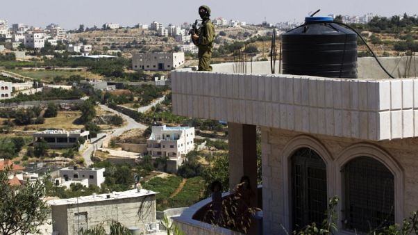 مصادر: إسرائيل تعتقل 20 فلسطينيا في الضفة بينهم أربعة صحفيين مصادر: إسرائيل تعتقل 20 فلسطينيا في الضفة بينهم أربعة صحفيين