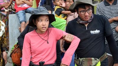 Indonésie: des touristes bloqués après un séisme commencent à descendre d'un volcan Indonésie: des touristes bloqués après un séisme commencent à descendre d'un volcan