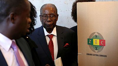 رئيس زيمبابوي السابق موجابي يصوت في أول انتخابات بعد الإطاحة به