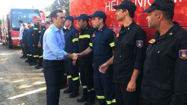 Grèce: Tsipras enfin sur les lieux du désastre, veillée d'hommage à Syntagma Grèce: Tsipras enfin sur les lieux du désastre, veillée d'hommage à Syntagma