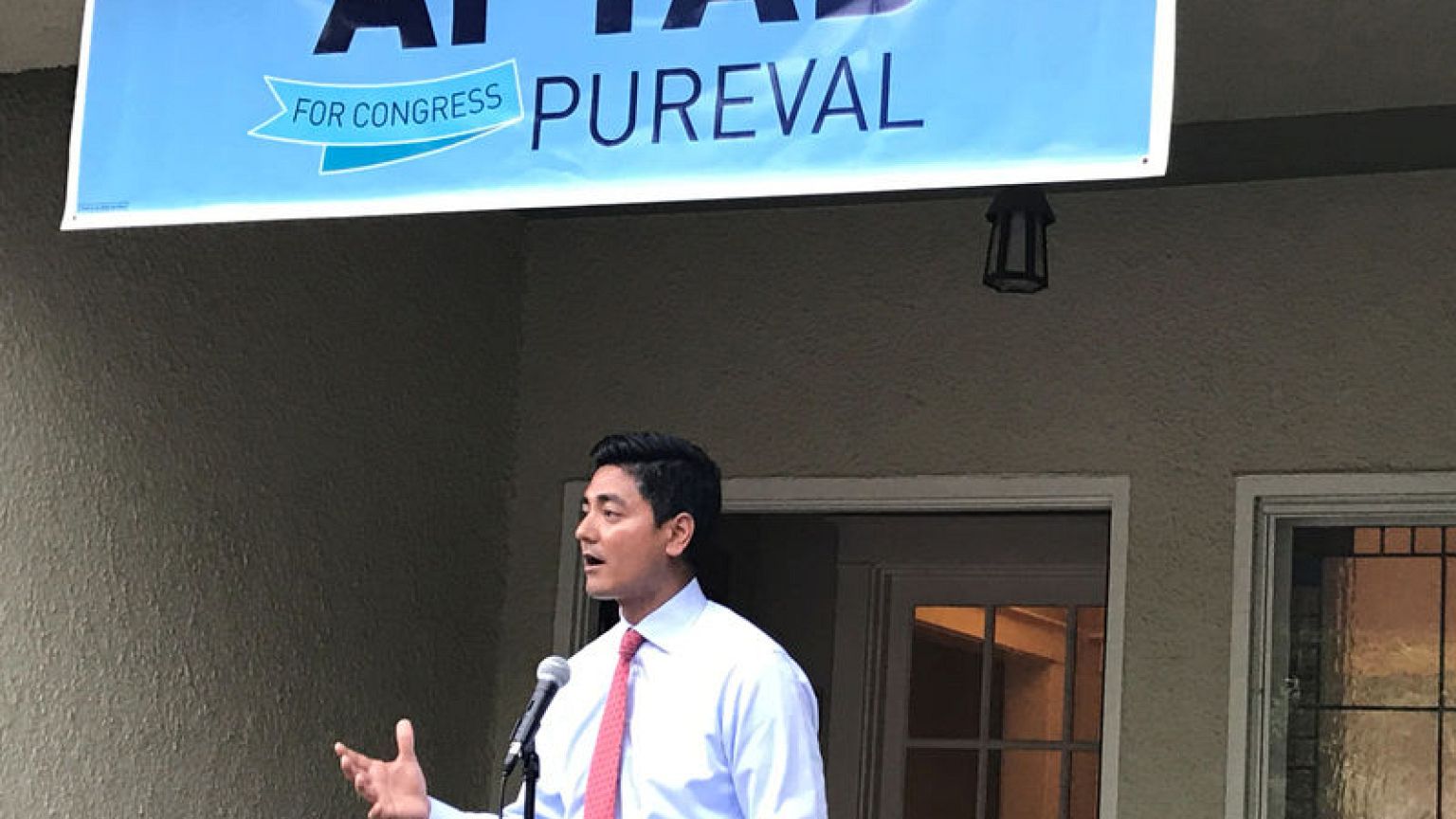 U.S. Democratic candidates embrace gun control despite political risks