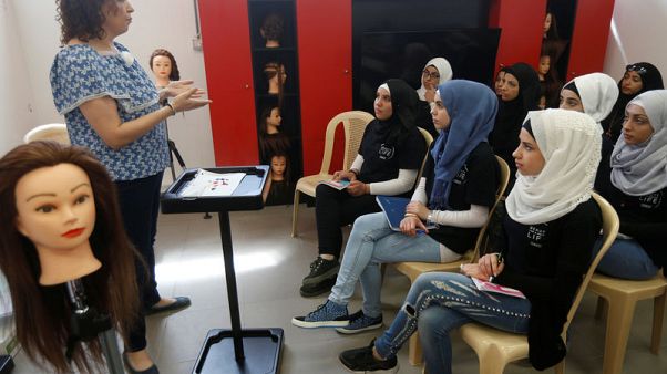 مدرسة لتعليم تصفيف الشعر تحقق حلم الاستقلال لبعض اللاجئات السوريات مدرسة لتعليم تصفيف الشعر تحقق حلم الاستقلال لبعض اللاجئات السوريات