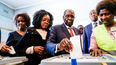 Eclipsé du pouvoir en novembre, Mugabe vote sous le feu des projecteurs Eclipsé du pouvoir en novembre, Mugabe vote sous le feu des projecteurs