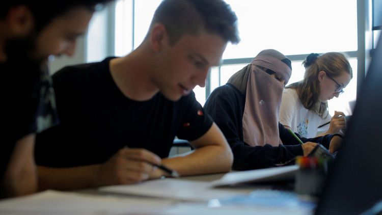 جريمة أم حق؟ مسلمات في الدنمرك يقررن تحدي حظر النقاب