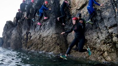 Le coasteering à l'assaut des falaises françaises Le coasteering à l'assaut des falaises françaises