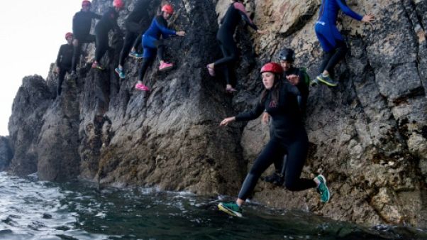 Le coasteering à l'assaut des falaises françaises Le coasteering à l'assaut des falaises françaises