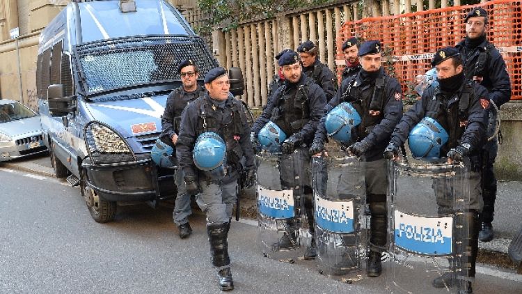 Polizia sgombera Lambretta a Milano