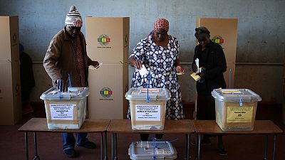 طرفا انتخابات الرئاسة في زيمبابوي واثقان من الفوز مع تقارب النسب