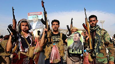 الحوثيون يوقفون الهجمات في البحر الأحمر لأسبوعين