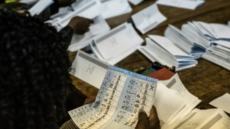 Dépouillement dans un bureau de vote à Harare, le 30 juillet 2018 