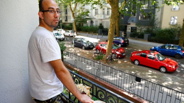 ألمانيا ترفع حظرا على لم شمل اللاجئين وتثير جدلا بشأن إدماجهم ألمانيا ترفع حظرا على لم شمل اللاجئين وتثير جدلا بشأن إدماجهم