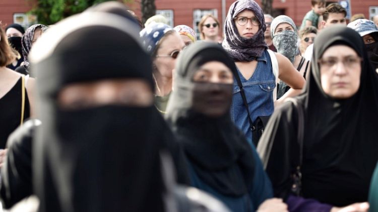 مئات الدنمركيين يحتجون على حظر النقاب في الأماكن العامة