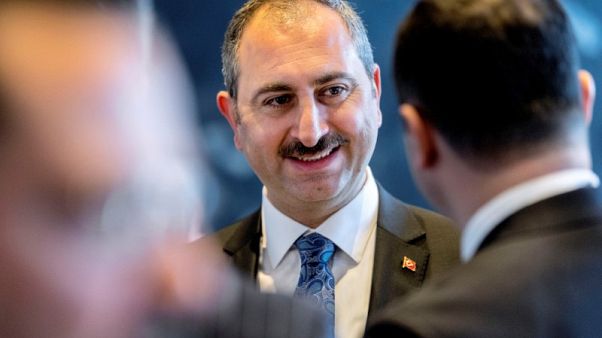 أمريكا تعاقب وزيرين تركيين بسبب احتجاز قس وأنقرة تهدد بالرد أمريكا تعاقب وزيرين تركيين بسبب احتجاز قس وأنقرة تهدد بالرد
